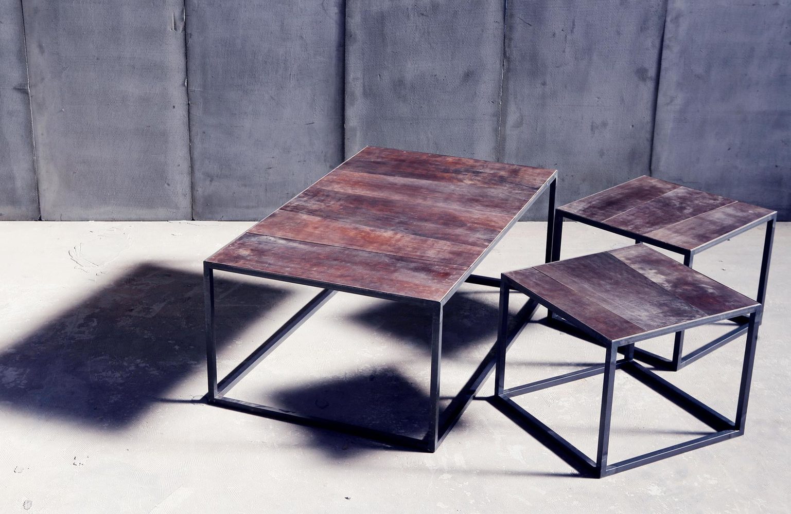 table basse, Heerenhuis, métal noir et cuir enduit, standard et sur mesure